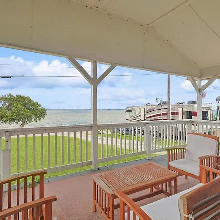 Tranquil Lakeside Escape 2 Bedrooms Patio Views